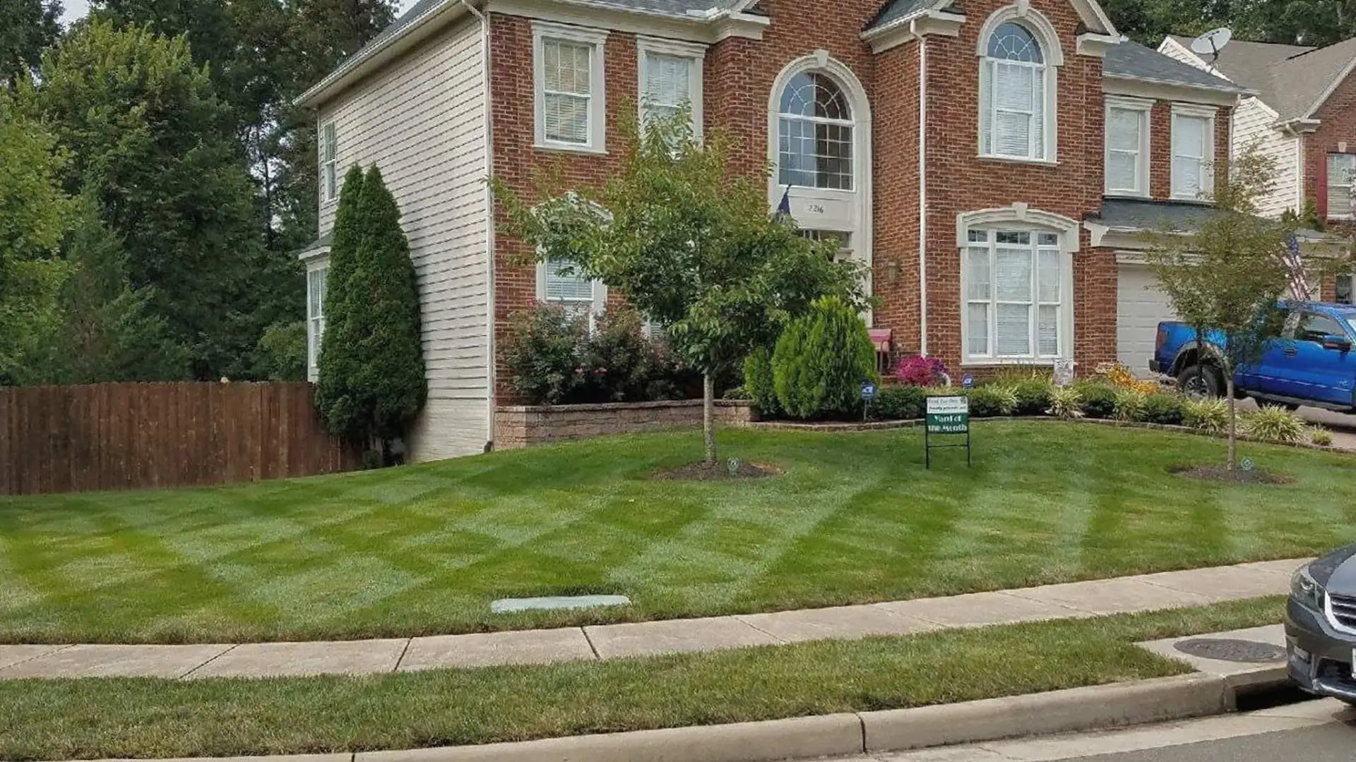 Well maintained lawn and landscaping in Centreville, VA.