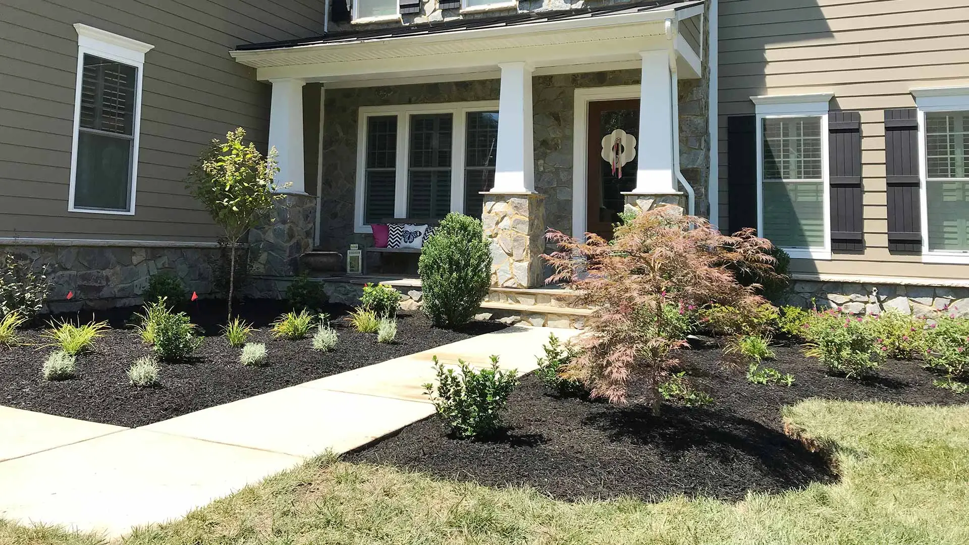 A landscape mulch bed installed at a Nokesville, VA home.